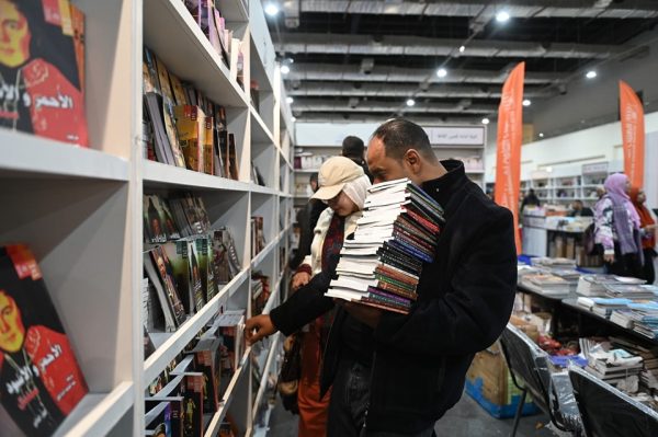 طرائف معرض الكتاب.. ضحكات بين الرفوف ودهشة بين الصفحات - 15 - سيناء الإخبارية