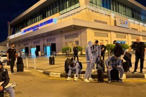 هانى أبو ريدة يطمئن على حالة بعثة الفريق الموجودة بلواندا بعد أحداث هبوط طائرة الفريق اضطراريًا - 1 - سيناء الإخبارية