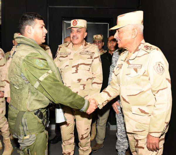 القائد العام للقوات المسلحة يتفقد إحدى القواعد الجوية لمتابعة الجاهزية القتالية - 9 - سيناء الإخبارية