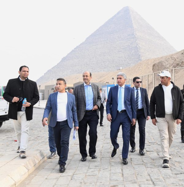 وزير الآثار يتفقد أهرامات الجيزة للإطلاع على مستجدات مشروع تطوير الخدمات السياحية - 5 - سيناء الإخبارية