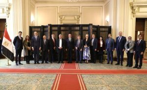 وزير الصحة يبحث مع وفد اتحاد الصناعات بولاية بافاريا الألمانية التوسع في ملف تدريب فرق التمريض وتحديث المناهج الدراسية - 7 - سيناء الإخبارية