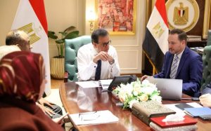 وزير الصحة يعقد اجتماعا مع وفد شركة " سيرفيه الفرنسية " لبحث سبل تعزيز الاستثمارات في مجال الدواء - 3 - سيناء الإخبارية