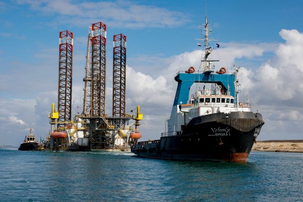 عبور الحفار الضخم ADMARINE260 في قناة السويس بعد عملية معقدة استغرقت 22 ساعة - 1 - سيناء الإخبارية