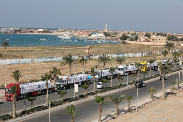 جنوب سيناء تُرسل قافلة مساعدات ضخمة إلى غزة.. 17 شاحنة محملة بالغذاء والبطاطين - 5 - سيناء الإخبارية