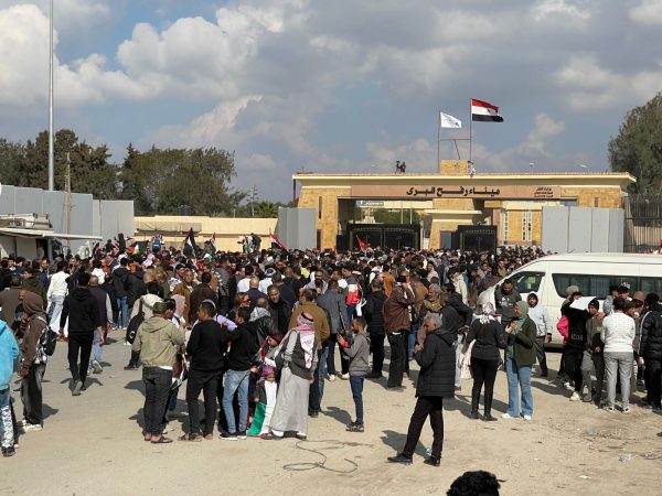 جمعة رفض التهجير.. آلاف المصريين يحتشدون أمام معبر رفح | صور - 1 - سيناء الإخبارية