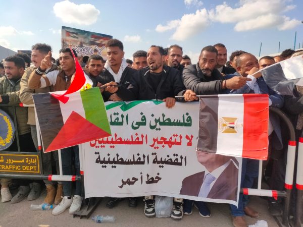 جمعة رفض التهجير.. آلاف المصريين يحتشدون أمام معبر رفح | صور - 3 - سيناء الإخبارية