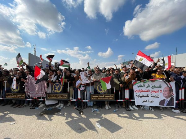 جمعة رفض التهجير.. آلاف المصريين يحتشدون أمام معبر رفح | صور - 7 - سيناء الإخبارية