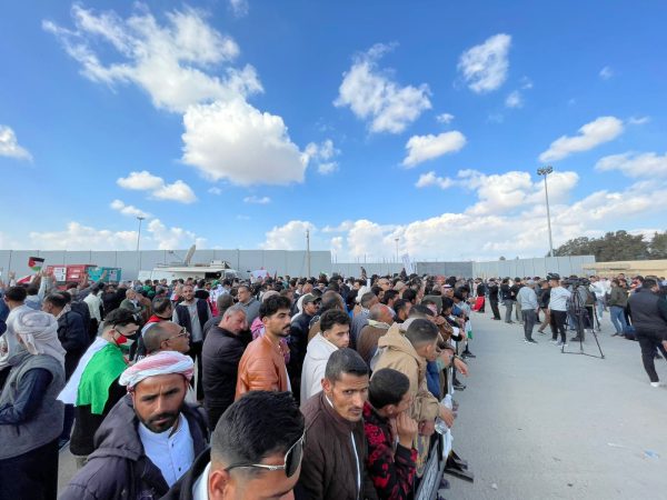جمعة رفض التهجير.. آلاف المصريين يحتشدون أمام معبر رفح | صور - 5 - سيناء الإخبارية
