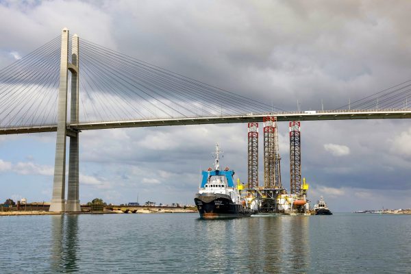 عبور الحفار الضخم ADMARINE260 في قناة السويس بعد عملية معقدة استغرقت 22 ساعة - 9 - سيناء الإخبارية