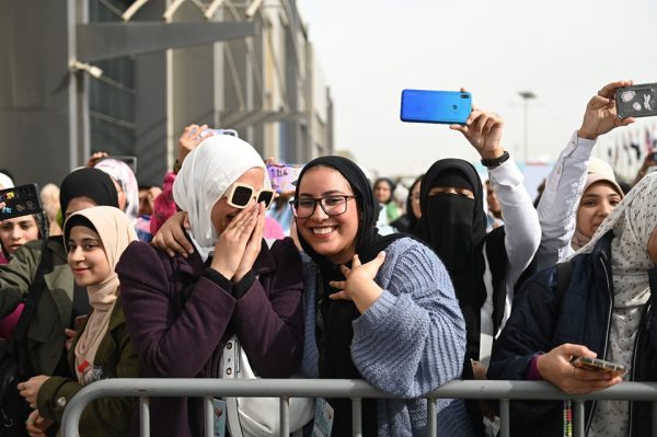 جمهور معرض القاهرة الدولي للكتاب الـ56 يتفاعل بحماس مع الفعاليات الفنية - 5 - سيناء الإخبارية