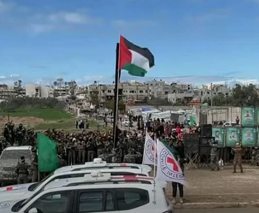 استمرار تبادل الأسرى.. القسام تفرج عن 4 رهائن إسرائيليين مقابل مئات الفلسطينيين - 1 - سيناء الإخبارية