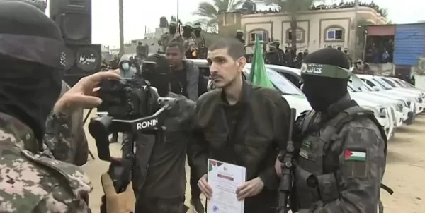 الفصائل الفلسطينية تُسلم الصليب الأحمر ثلاثة محتجزين إسرائيليين.. صور - 7 - سيناء الإخبارية