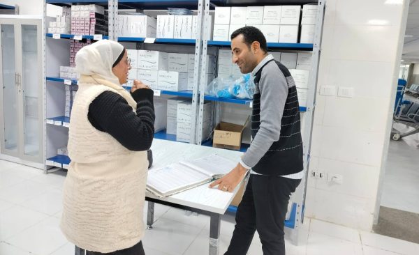 فريق الإشراف من الهيئة العامة للرعاية الصحية بجنوب سيناء يزور مخازن مجمع الفيروز الطبي - 3 - سيناء الإخبارية