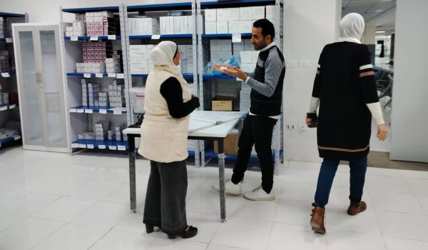 فريق الإشراف من الهيئة العامة للرعاية الصحية بجنوب سيناء يزور مخازن مجمع الفيروز الطبي - 5 - سيناء الإخبارية