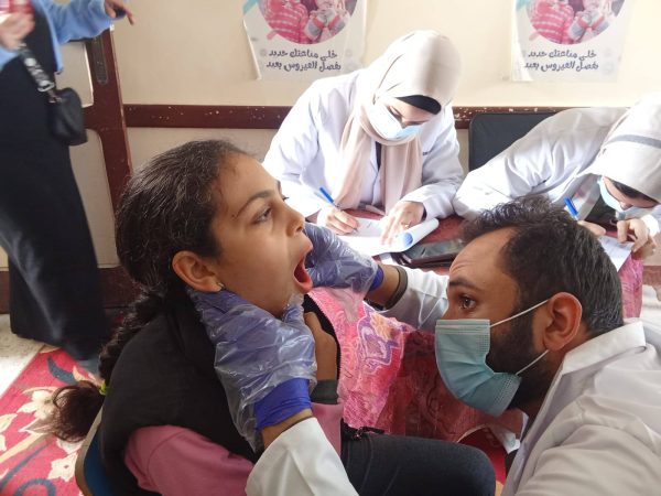 قافلة من كلية الطب بجامعة سيناء تقدم العلاج لطلاب مدرسة الشهيد أحمد عبد العزيز - 5 - سيناء الإخبارية