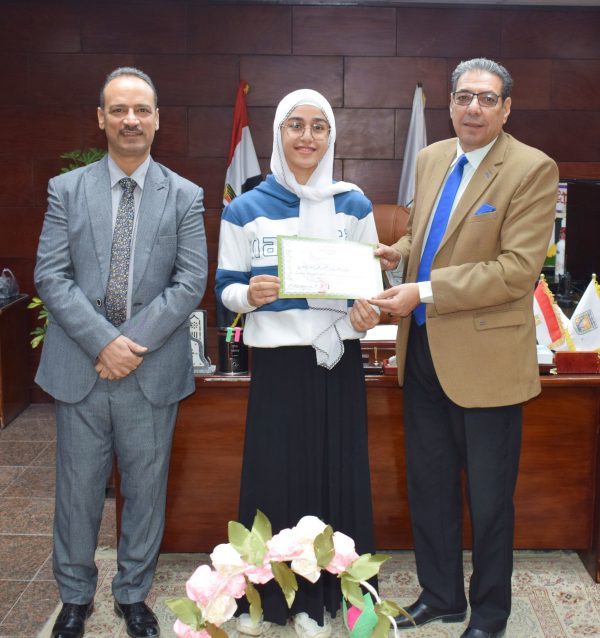 وكيل تعليم جنوب سيناء يهنئ طالبات مدرسة الشهيد عمرو شكري لفوزهن بمسابقة الإذاعة المدرسية - 13 - سيناء الإخبارية