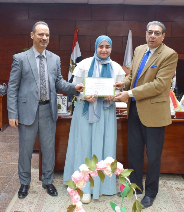 وكيل تعليم جنوب سيناء يهنئ طالبات مدرسة الشهيد عمرو شكري لفوزهن بمسابقة الإذاعة المدرسية - 7 - سيناء الإخبارية