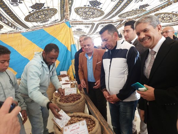 مديرية الزراعة تشارك في معرض "أهلاً رمضان" وتوزع الورود على المواطنين بجنوب سيناء - 1 - سيناء الإخبارية