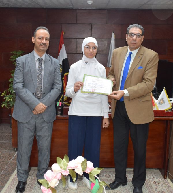 وكيل تعليم جنوب سيناء يهنئ طالبات مدرسة الشهيد عمرو شكري لفوزهن بمسابقة الإذاعة المدرسية - 9 - سيناء الإخبارية