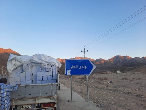 قوافل المساعدات تنطلق في جنوب سيناء لتوزيع 10 آلاف كرتونة مواد غذائية على المناطق النائية - 7 - سيناء الإخبارية