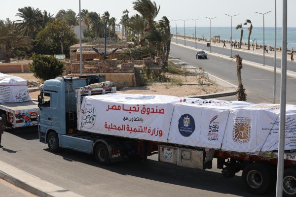 جنوب سيناء تُطلق قافلة مساعدات ضخمة إلى غزة محملة بالغذاء والبطاطين - 1 - سيناء الإخبارية