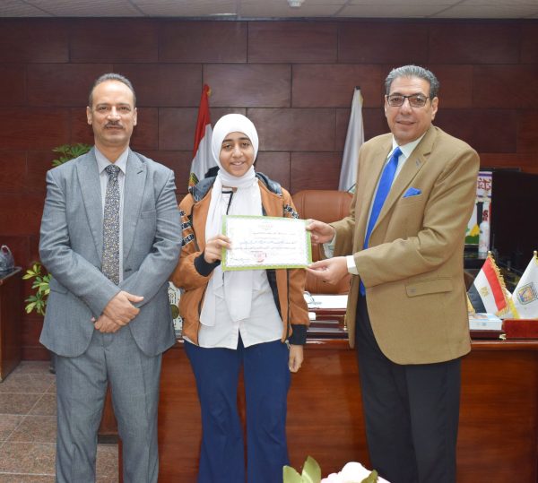 وكيل تعليم جنوب سيناء يهنئ طالبات مدرسة الشهيد عمرو شكري لفوزهن بمسابقة الإذاعة المدرسية - 11 - سيناء الإخبارية