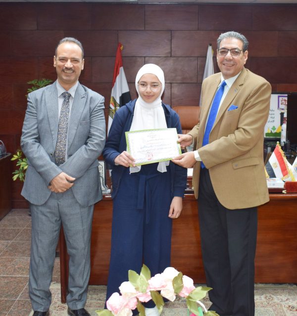 وكيل تعليم جنوب سيناء يهنئ طالبات مدرسة الشهيد عمرو شكري لفوزهن بمسابقة الإذاعة المدرسية - 3 - سيناء الإخبارية