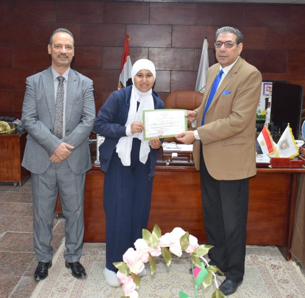 وكيل تعليم جنوب سيناء يهنئ طالبات مدرسة الشهيد عمرو شكري لفوزهن بمسابقة الإذاعة المدرسية - 5 - سيناء الإخبارية