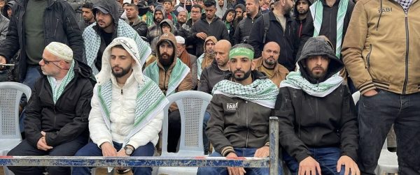 أسرى محررون يشاركون في مراسم تسليم جثامين المحتجزين الإسرائيليين شرق خان يونس - 1 - سيناء الإخبارية