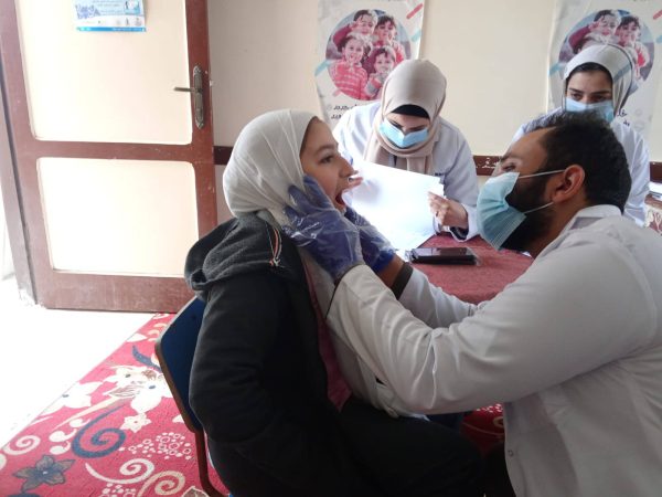 قافلة من كلية الطب بجامعة سيناء تقدم العلاج لطلاب مدرسة الشهيد أحمد عبد العزيز - 1 - سيناء الإخبارية