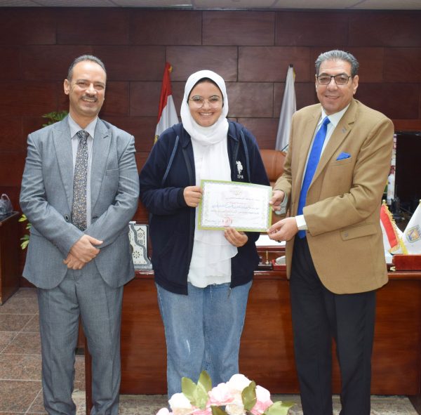 وكيل تعليم جنوب سيناء يهنئ طالبات مدرسة الشهيد عمرو شكري لفوزهن بمسابقة الإذاعة المدرسية - 1 - سيناء الإخبارية