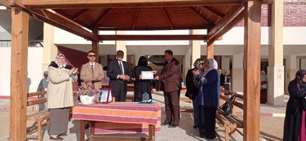 عادل عتلم يكرم طالبات مدرسة الزهور الثانوية لفوزهن في مسابقات التربية الفنية على مستوى الجمهورية - 3 - سيناء الإخبارية
