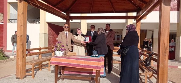 عادل عتلم يكرم طالبات مدرسة الزهور الثانوية لفوزهن في مسابقات التربية الفنية على مستوى الجمهورية - 5 - سيناء الإخبارية