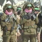 عناصر حماس يظهرون بزي جيش الاحتلال خلال تسليم 3 إسرائيليين في خان يونس - 5 - سيناء الإخبارية