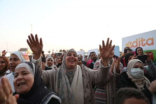 جمهور معرض القاهرة الدولي للكتاب الـ56 يتفاعل بحماس مع الفعاليات الفنية - 9 - سيناء الإخبارية