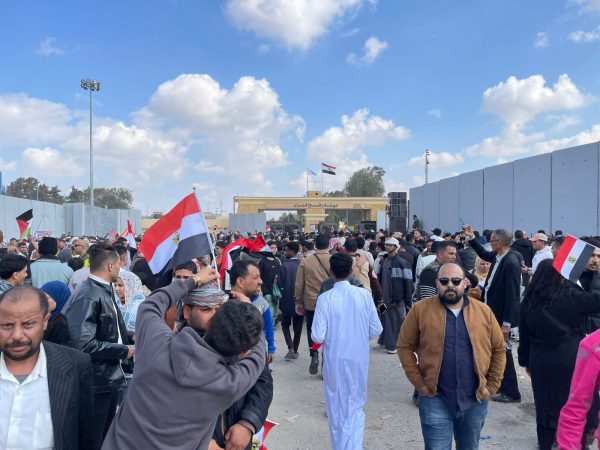 جمعة رفض التهجير.. آلاف المصريين يحتشدون أمام معبر رفح | صور - 9 - سيناء الإخبارية
