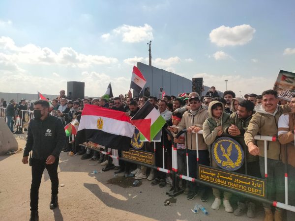 جمعة رفض التهجير.. آلاف المصريين يحتشدون أمام معبر رفح | صور - 13 - سيناء الإخبارية