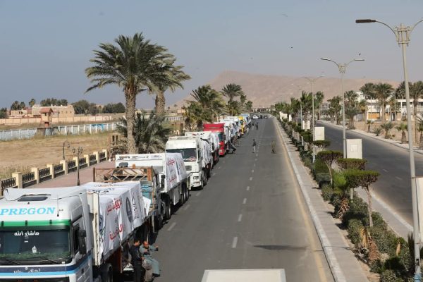أكبر قافلة مساعدات غذائية تنطلق من جنوب سيناء عبر معبر رفح لأهالي غزة.. صور - 3 - سيناء الإخبارية