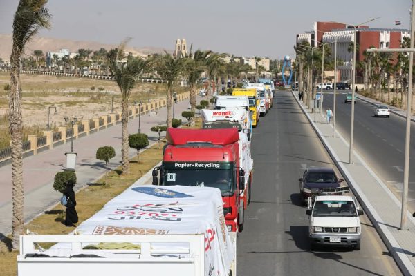 أكبر قافلة مساعدات غذائية تنطلق من جنوب سيناء عبر معبر رفح لأهالي غزة.. صور - 7 - سيناء الإخبارية