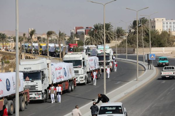 أكبر قافلة مساعدات غذائية تنطلق من جنوب سيناء عبر معبر رفح لأهالي غزة.. صور - 9 - سيناء الإخبارية