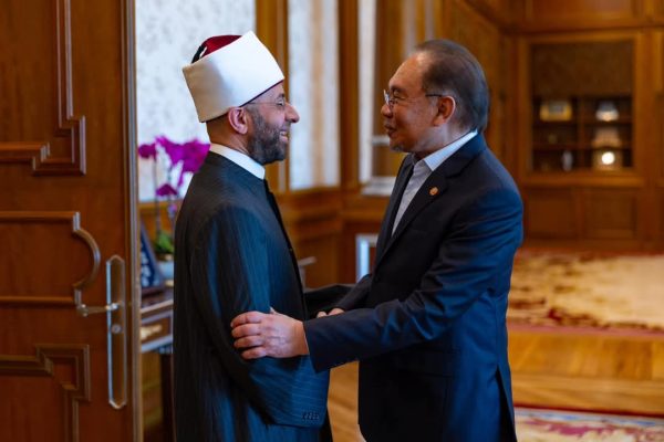 رئيس وزراء ماليزيا يستقبل وزير الأوقاف لتعزيز التعاون الديني والثقافي بين البلدين - 1 - سيناء الإخبارية