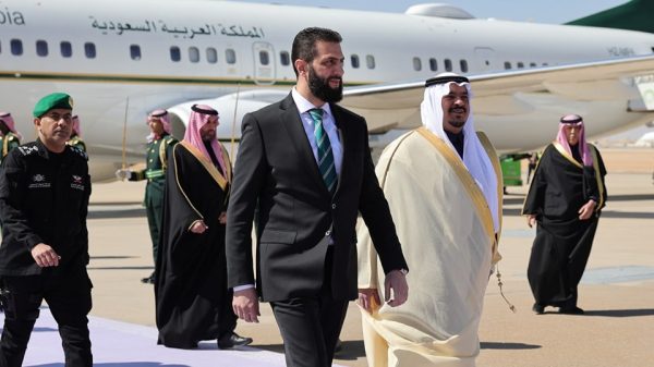 السعودية تستقبل رئيس المرحلة الانتقالية السوري أحمد الشرع لتعزيز العلاقات الثنائية - 1 - سيناء الإخبارية