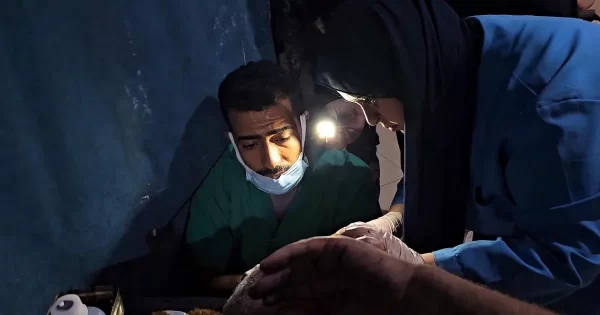 بين مطرقة الموت وسندان الحصار.. شهادات أطباء غزة من قلب معركة إنقاذ حياة أهالي القطاع - 9 - سيناء الإخبارية