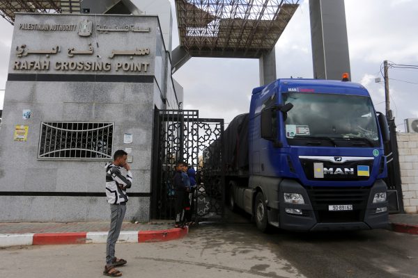 إدخال أكثر من 130 شاحنة بينها 11 شاحنة وقود لتسليمها للجانب الفلسطيني - سيناء الإخبارية