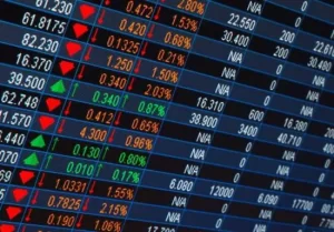 البورصة المصرية تختتم تعاملاتها بتراجع طفيف في مؤشر السوق الرئيسي بنسبة 0.31% - 1 - سيناء الإخبارية