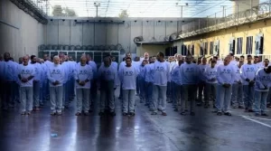 السجون الإسرائيلية تجبر الأسرى الفلسطينيين على ارتداء ملابس طبع عليها عبارة من التوراة - 1 - سيناء الإخبارية