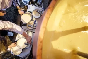 الفرنسيون ينجحوا في إعداد أكبر طبق فوندو Fondue من الجبن المذاب في العالم - 1 - سيناء الإخبارية