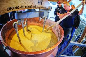 الفرنسيون ينجحوا في إعداد أكبر طبق فوندو Fondue من الجبن المذاب في العالم - 3 - سيناء الإخبارية