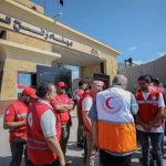 الهلال الأحمر متواجد أمام معبر رفح لاستقبال المصابين من غزة وتقديم الدعم اللازم لهم - 3 - سيناء الإخبارية