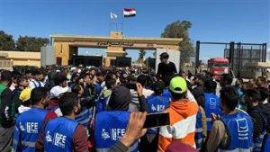 الهلال الأحمر متواجد أمام معبر رفح لاستقبال المصابين من غزة وتقديم الدعم اللازم لهم - 3 - سيناء الإخبارية